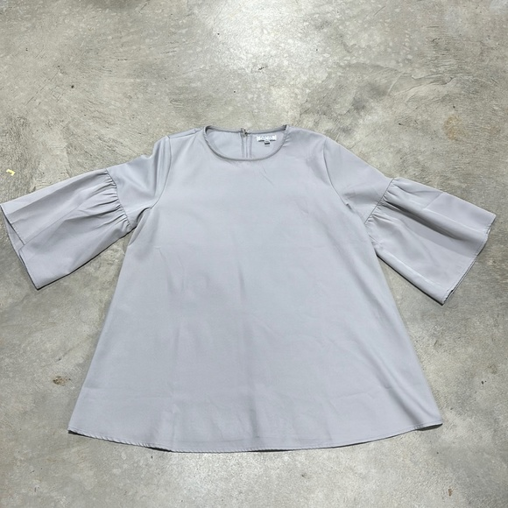 Grey flare sleeve top with‎ 1 button closure / size XXL / Darling brand